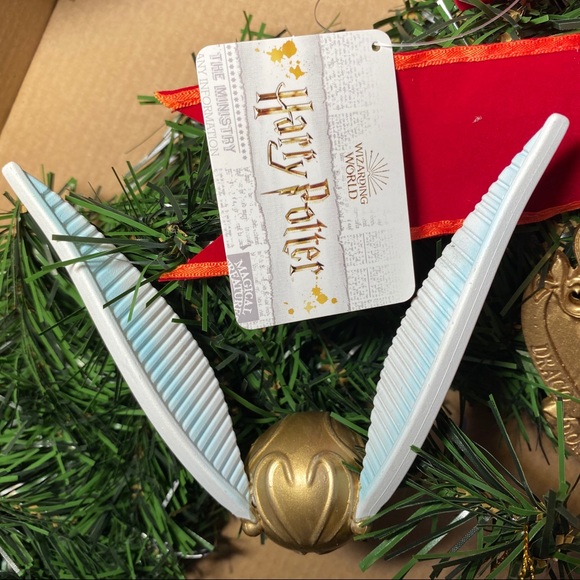 🎄 Wreath 18” Harry Potter Hogwarts Crest Snitch - Picture 5 of 8